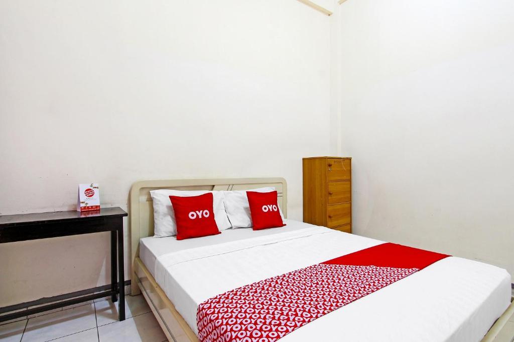 Postel nebo postele na pokoji v ubytování OYO 91354 Hotel Mutiara