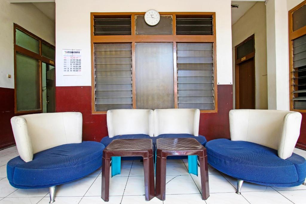 Posezení v ubytování OYO 91354 Hotel Mutiara