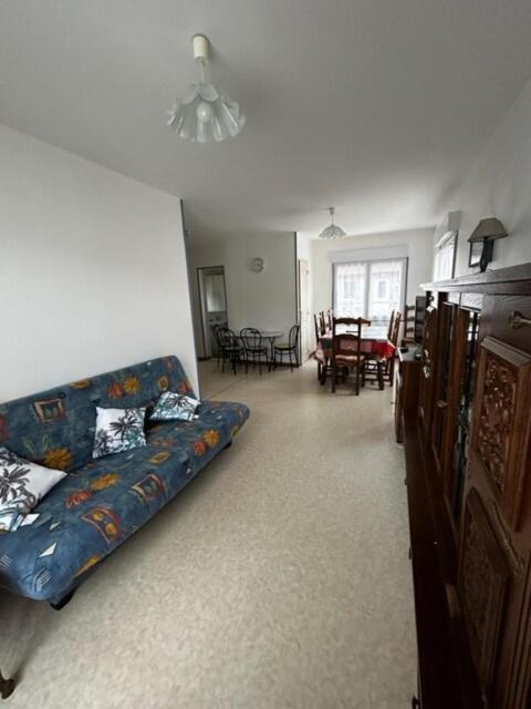 un salon avec un canapé bleu et une table dans l'établissement Val 1er, à Quend-Plage