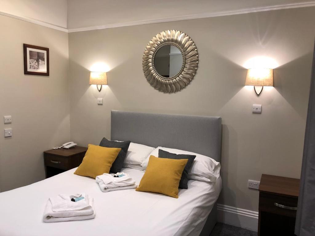 Postel nebo postele na pokoji v ubytování Oban Hotel