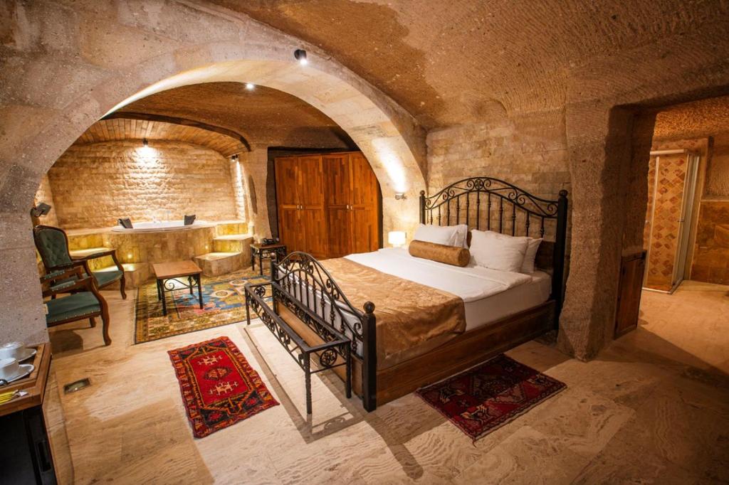 Postel nebo postele na pokoji v ubytování Caldera Cave Hotel