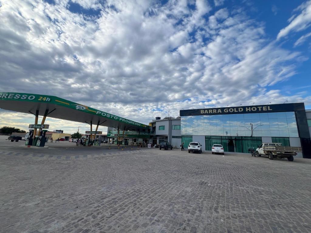 une station-service avec deux voitures garées à l'extérieur dans l'établissement Barra Gold Hotel, à Barra Do Rio Grande