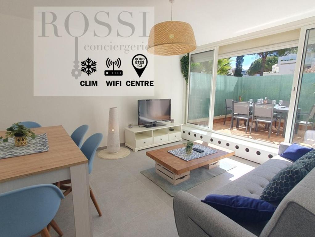 un salon avec un canapé et une table dans l'établissement T3 double terrasses CLIM WIFI en Centre-ville - ROSSIconciergerie - Linge inclus, à La Grande Motte