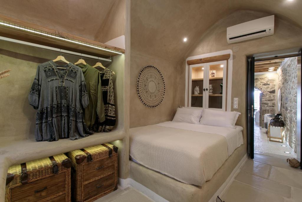 Postel nebo postele na pokoji v ubytování Naxos Heritage Residence