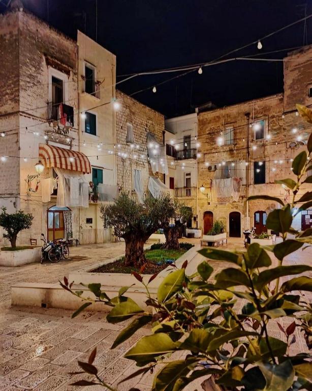 a courtyard of a building with a group of buildings at La casa degli innamorati in Bari