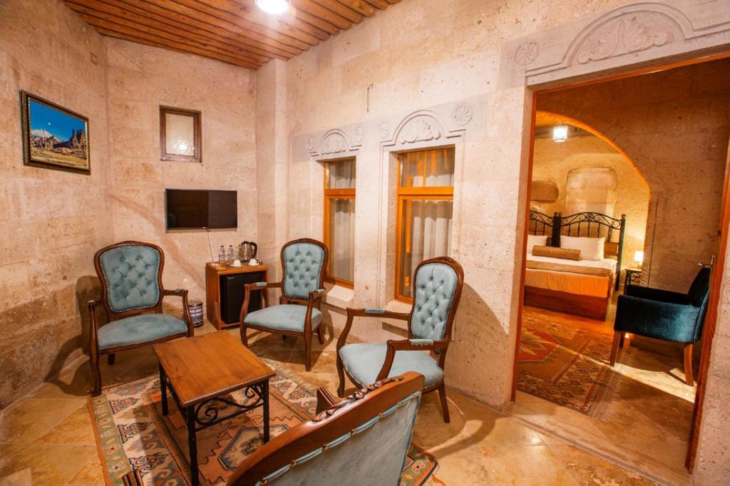 TV a/nebo společenská místnost v ubytování Caldera Cave Hotel