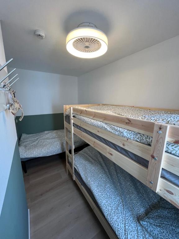 1 dormitorio con literas en una habitación en Waddenhuyske, en Hollum