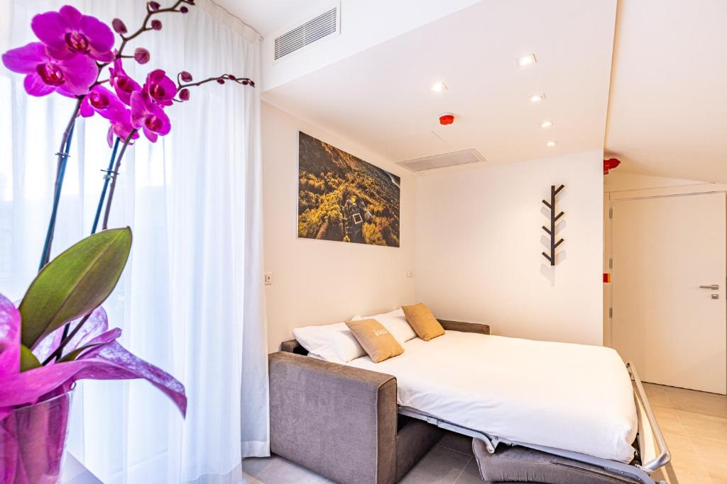 A bed or beds in a room at Residence Lake Como