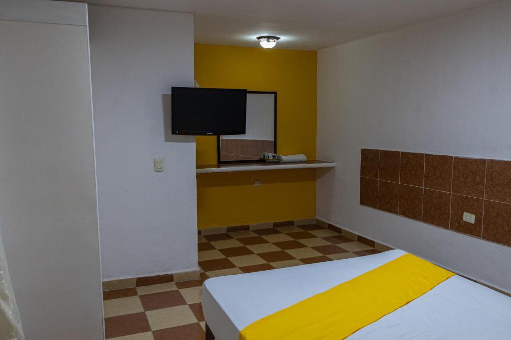 TV a/nebo společenská místnost v ubytování OYO Hotel Marías,Aeropuerto Internacional de Chetumal