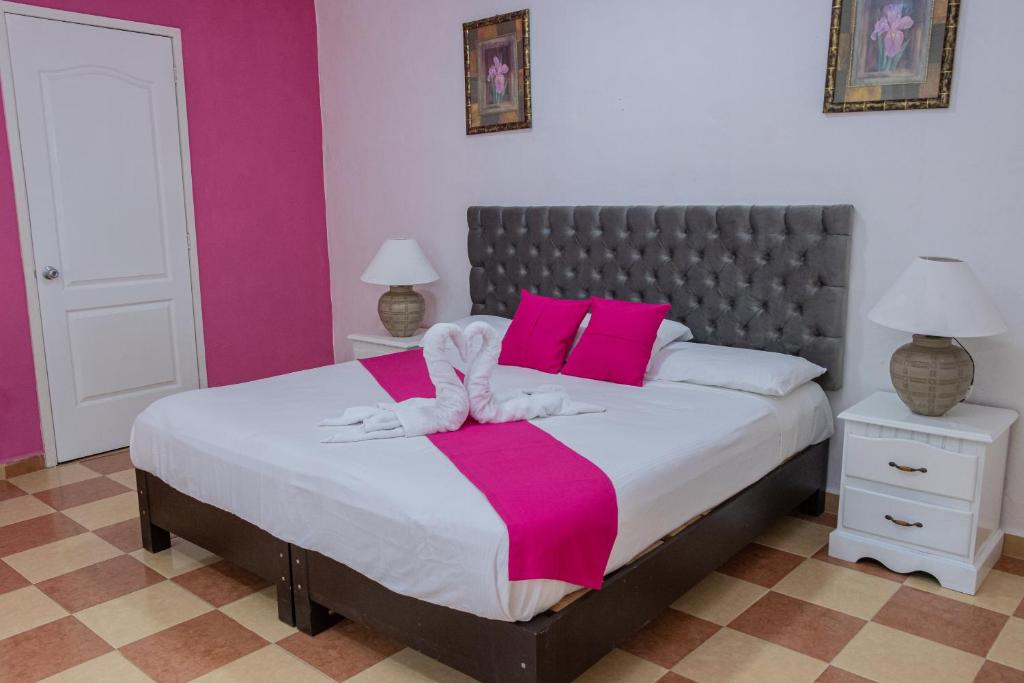 Postel nebo postele na pokoji v ubytování OYO Hotel Marías,Aeropuerto Internacional de Chetumal