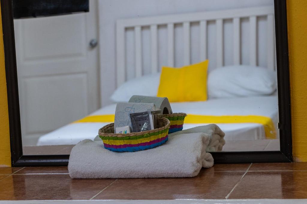 Postel nebo postele na pokoji v ubytování OYO Hotel Marías,Aeropuerto Internacional de Chetumal