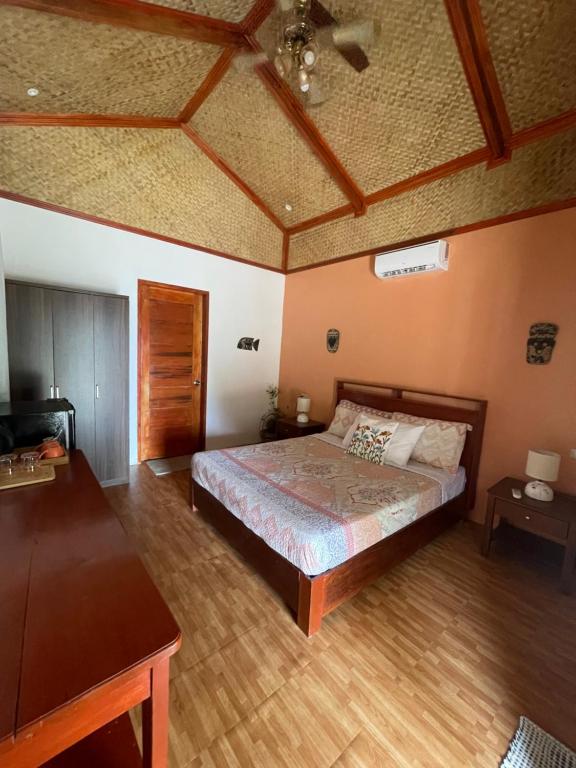 Postel nebo postele na pokoji v ubytování Balili Villas El Nido Free Drop Off Pickup to Town