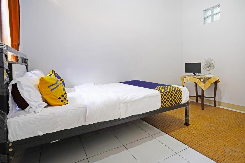 Postel nebo postele na pokoji v ubytování OYO Life 91469 Pondok Pelita