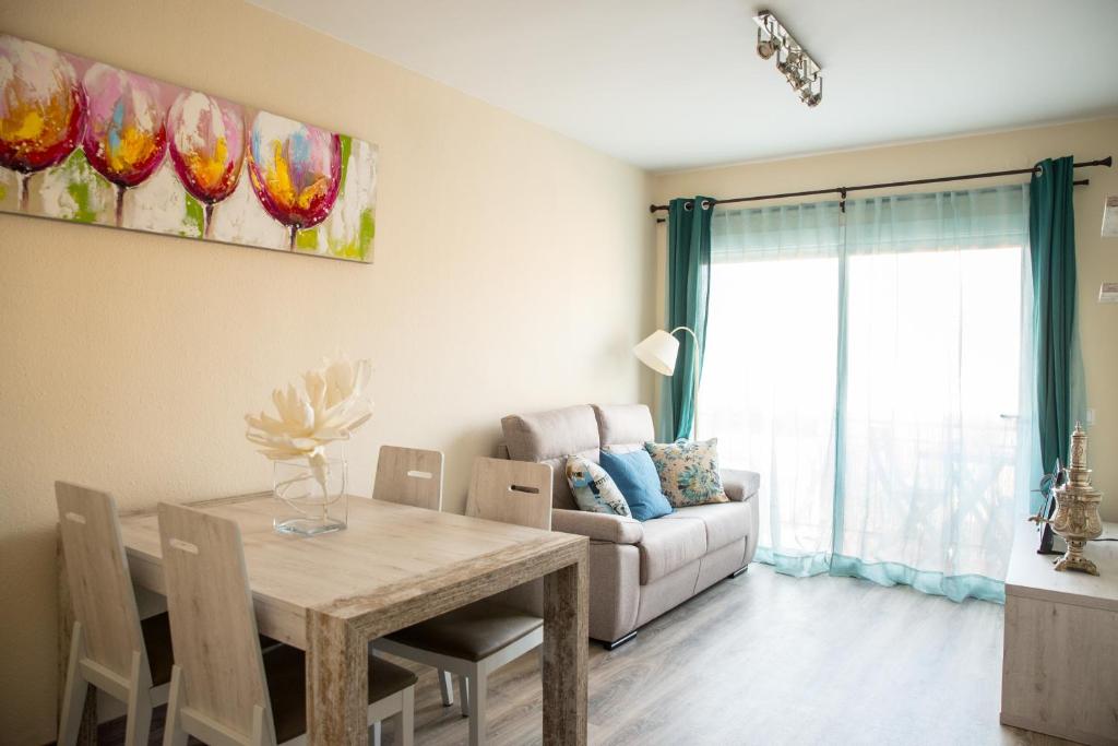 Un lugar para sentarse en Lloguer30 Blaumar is family-friendly and centrally located
