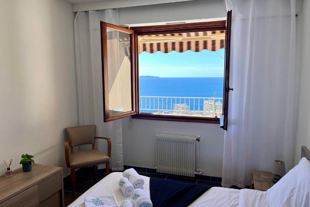 une chambre avec une fenêtre avec vue sur l'océan dans l'établissement Dany - Apartment with large balcony and sea view, à Ajaccio
