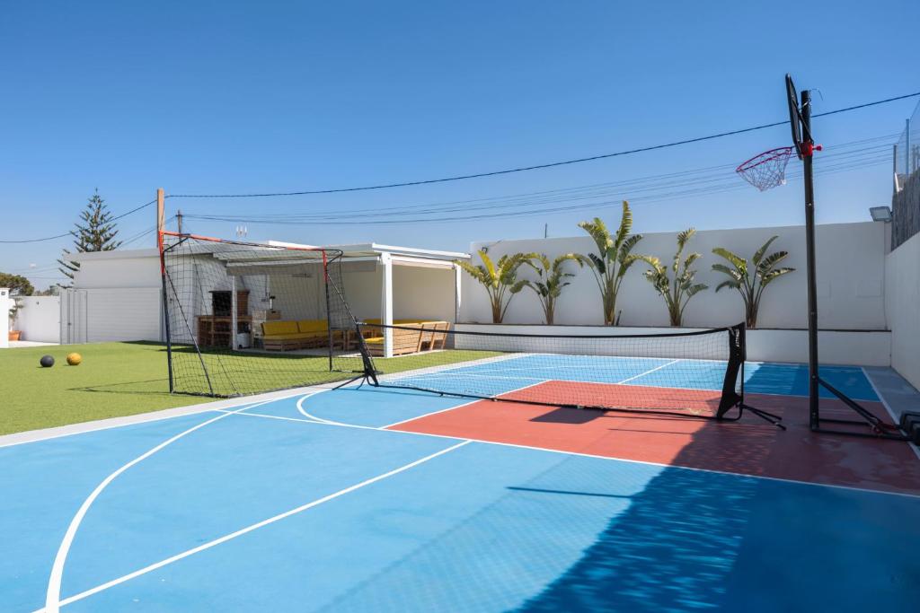 a basketball court with a net on a house at Villa Pablo in Chiclana de la Frontera