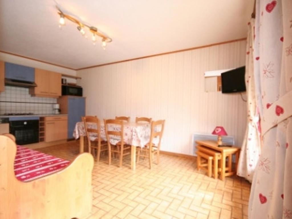 une cuisine et une salle à manger avec une table et des chaises dans l'établissement Appartement Châtel 5 pers, Terrasse, Animal admis - FR-1-676-77, à Châtel