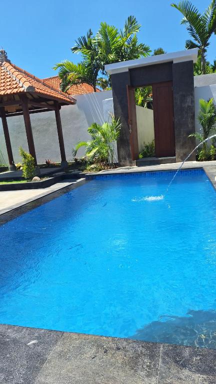 Kubu Garden Suites & Villas Nusa Dua游泳池或附近泳池