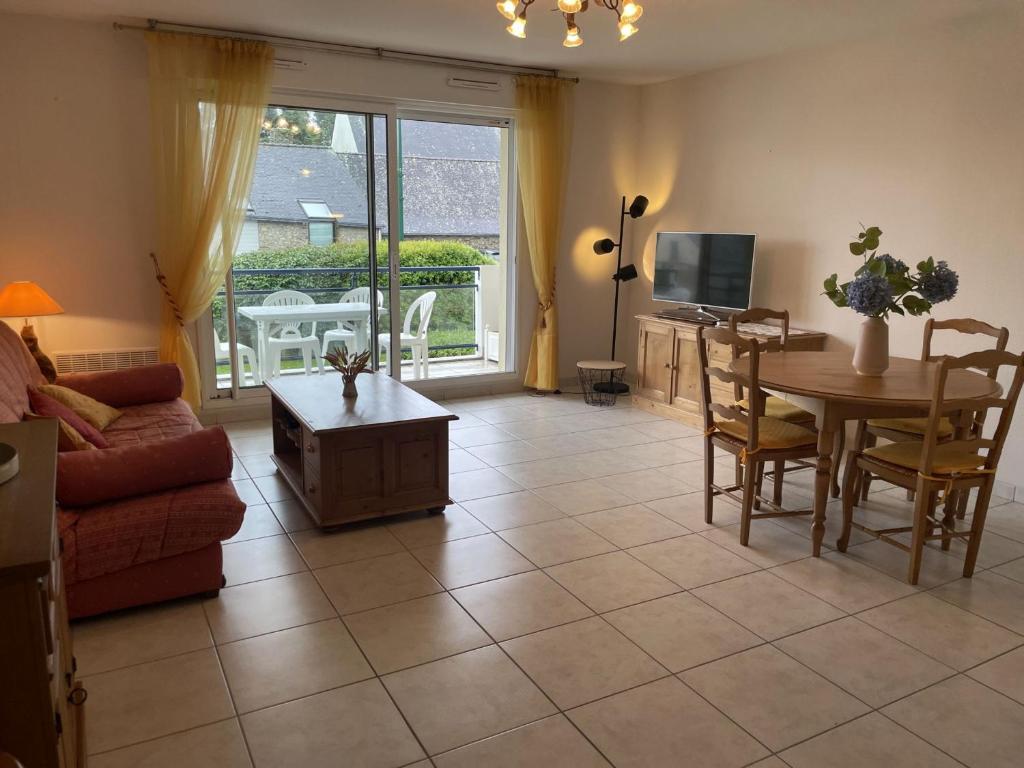 TV a/nebo společenská místnost v ubytování T3 à Sarzeau : Terrasse, Ascenseur, Parking, Internet - FR-1-775-3