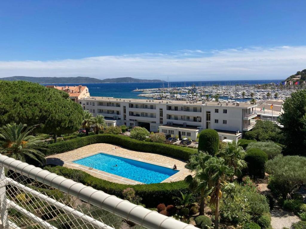- une vue sur un complexe avec une piscine dans l'établissement Appartement 3 chambres avec piscine au centre-ville - FR-1-100-351, à Cavalaire-sur-Mer