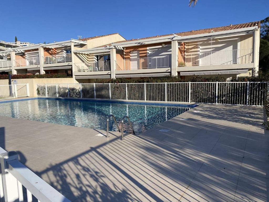 une piscine devant un immeuble dans l'établissement Appartement climatisé, parking privé, plages à proximité - FR-1-100-352, à Cavalaire-sur-Mer