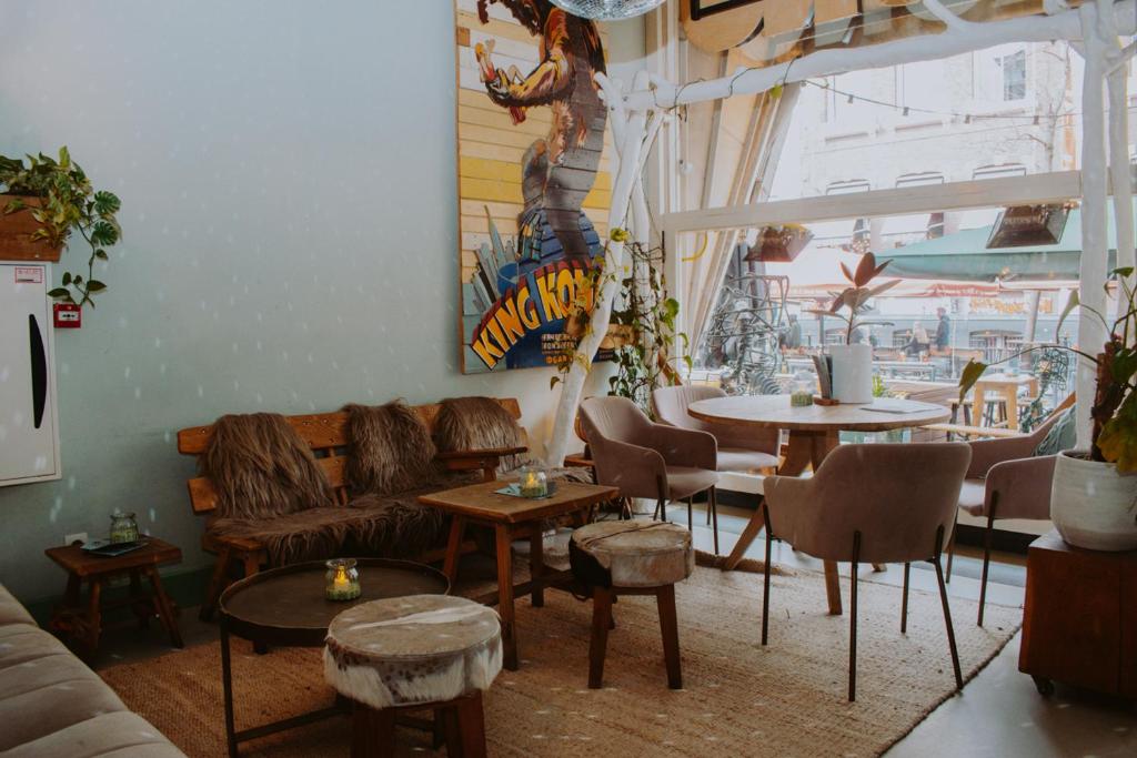 Un lugar para sentarse en King Kong Hostel