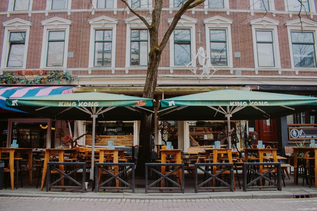 Un restaurante u otro lugar para comer en King Kong Hostel