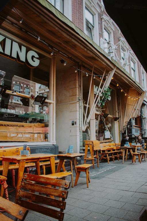 Un restaurante u otro lugar para comer en King Kong Hostel