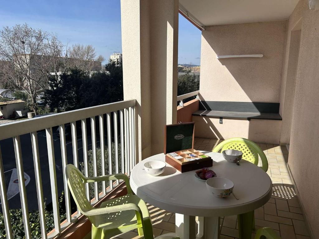 d'une petite table et de chaises sur un balcon. dans l'établissement Appartement lumineux 2 pièces, terrasse au sud, parking privé à Fréjus - FR-1-226A-203, à Fréjus