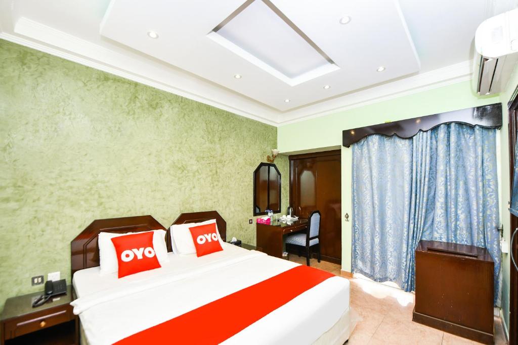 Postel nebo postele na pokoji v ubytování OYO 137 Marina Hotel
