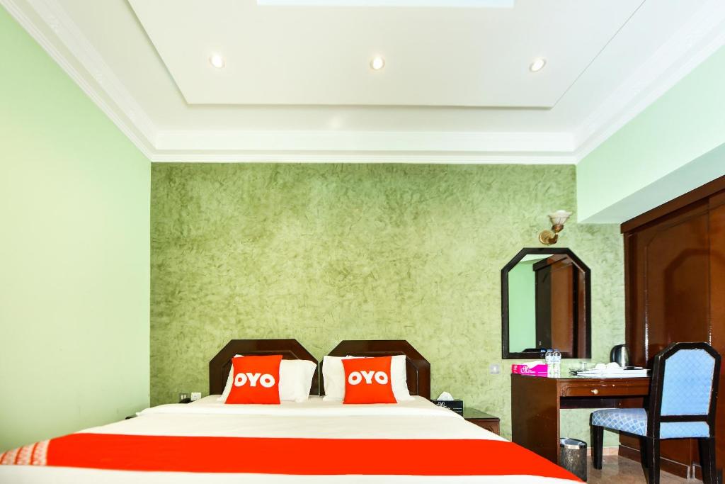 Postel nebo postele na pokoji v ubytování OYO 137 Marina Hotel