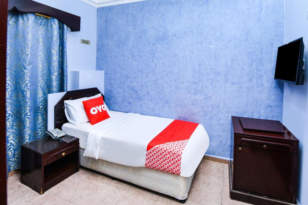 Postel nebo postele na pokoji v ubytování OYO 137 Marina Hotel