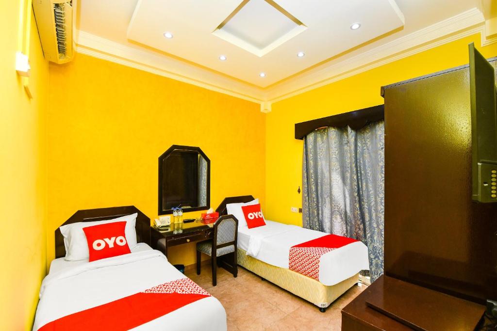Postel nebo postele na pokoji v ubytování OYO 137 Marina Hotel