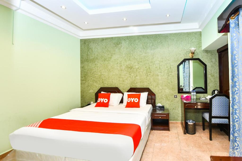 Postel nebo postele na pokoji v ubytování OYO 137 Marina Hotel