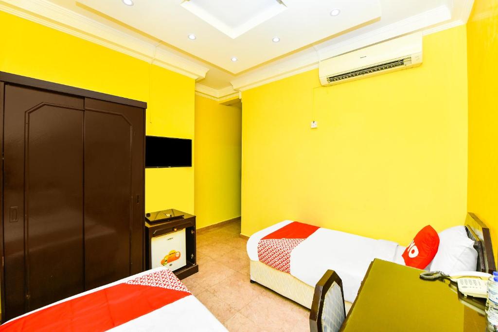 Postel nebo postele na pokoji v ubytování OYO 137 Marina Hotel