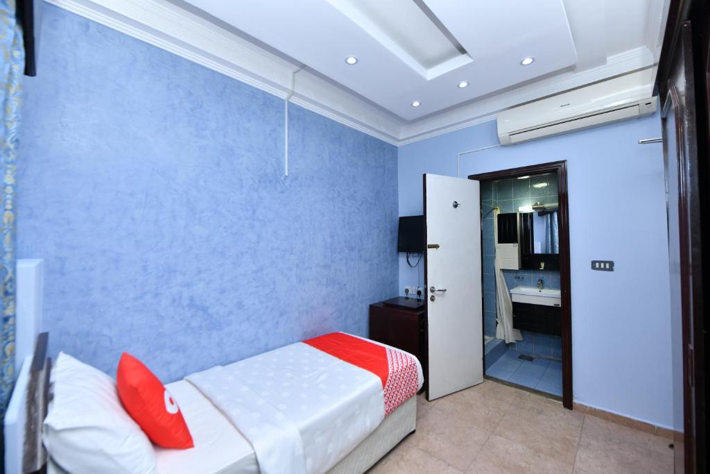 Postel nebo postele na pokoji v ubytování OYO 137 Marina Hotel
