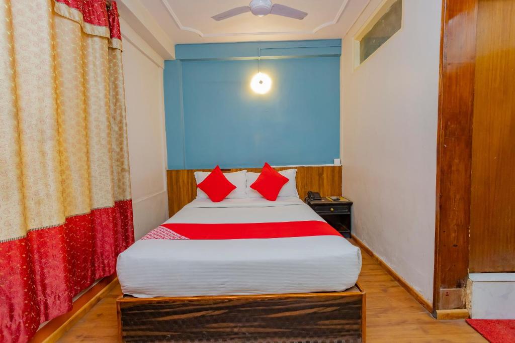 Postel nebo postele na pokoji v ubytování OYO 795 Hotel Holiday Inn
