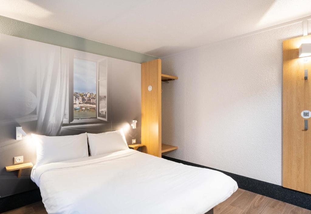 Postel nebo postele na pokoji v ubytování B&B HOTEL Auray Carnac