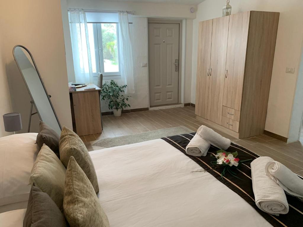 Postel nebo postele na pokoji v ubytování B&B Hideaway Haven Villa