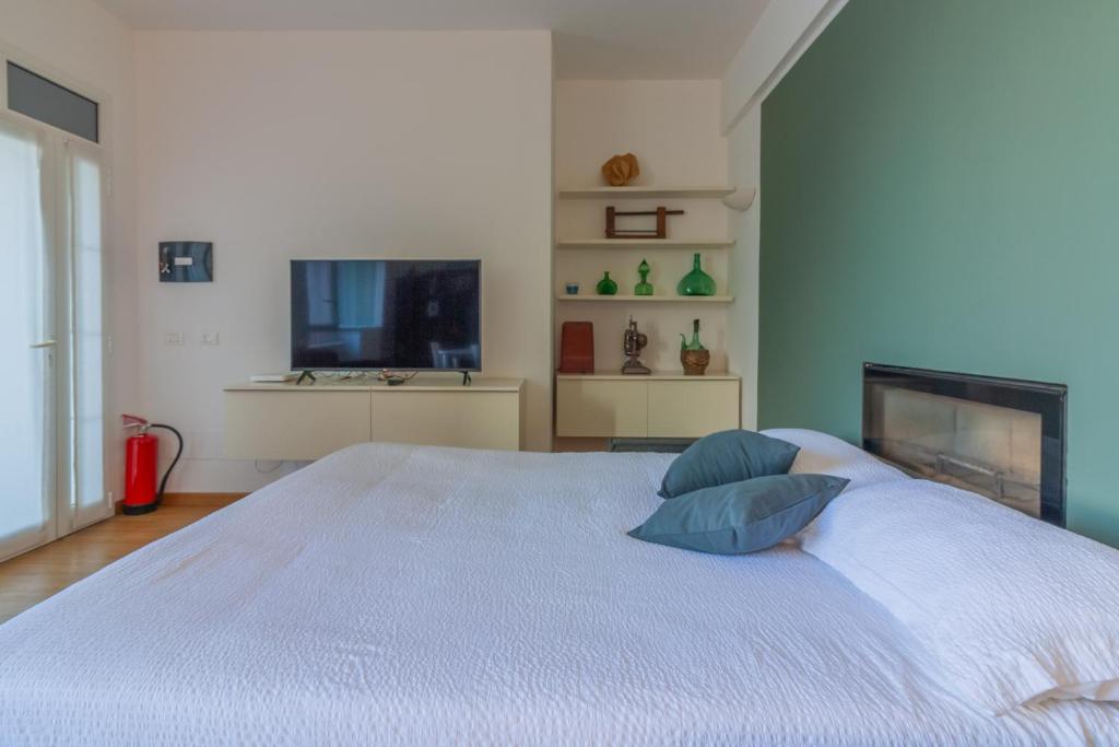 A bed or beds in a room at Varenna Beach Perledo