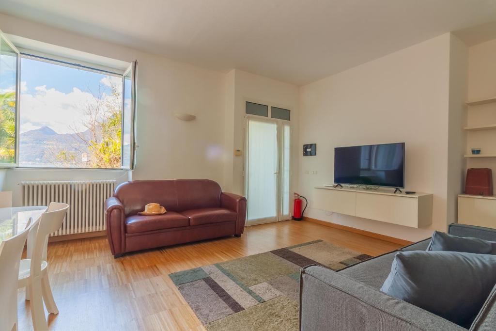 A television and/or entertainment centre at Varenna Beach Perledo