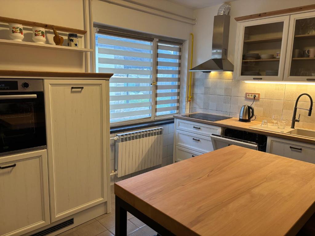 Kuchyň nebo kuchyňský kout v ubytování Apartman u potkrovlju