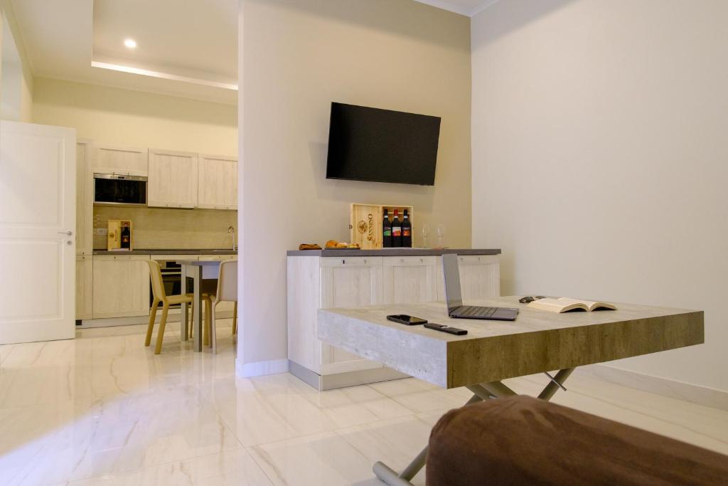 TV a/nebo společenská místnost v ubytování Palazzo Adele Rooms & Apartments