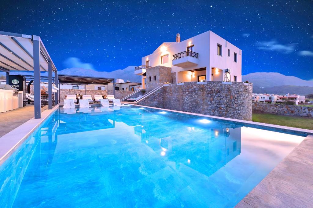 una villa con piscina di notte di Grey Grand Villa Private Pool a Chania
