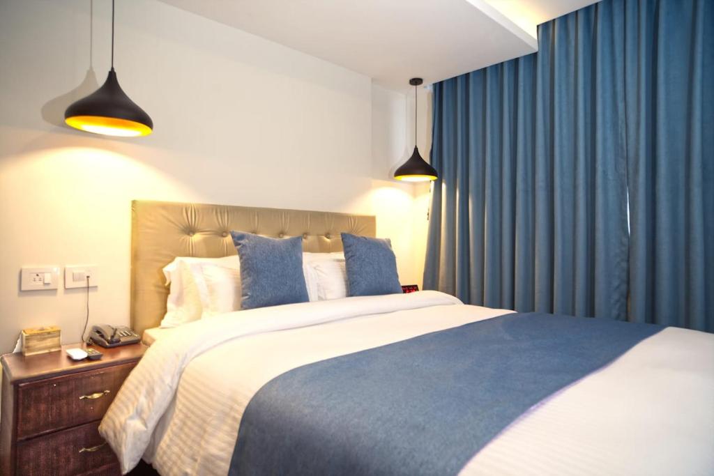 Postel nebo postele na pokoji v ubytování Satkar Hotel Kathmandu
