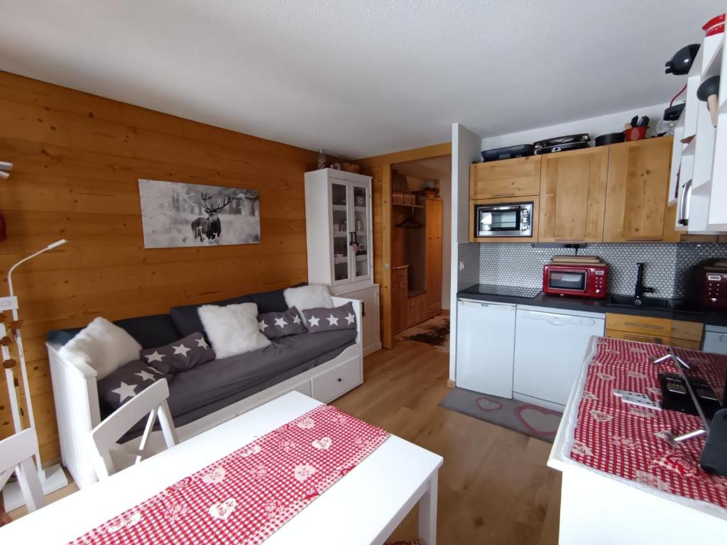 un salon avec un canapé et une cuisine dans l'établissement Appartement rénové skis aux pieds 4 pers avec balcon - Parking inclus - FR-1-445-147, à Montgenèvre