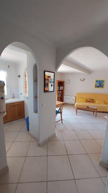 - un salon avec une voûte et un canapé jaune dans l'établissement 2 pièces accès direct plage, à Sainte-Lucie de Porto-Vecchio