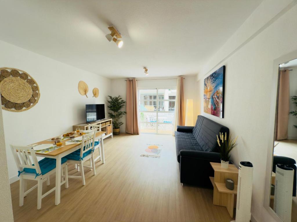 a living room with a table and a couch at Mansa Beach I - Vv Playa San Juan in Guía de Isora