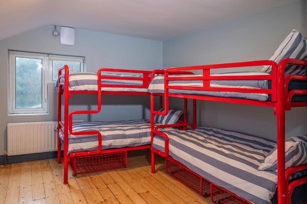 Voodi või voodid majutusasutuse Otter Hostel Connemara toas