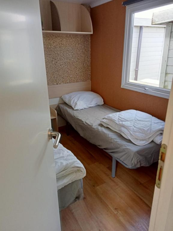 Postel nebo postele na pokoji v ubytování Stacaravan Bredene met tuin nr 2126